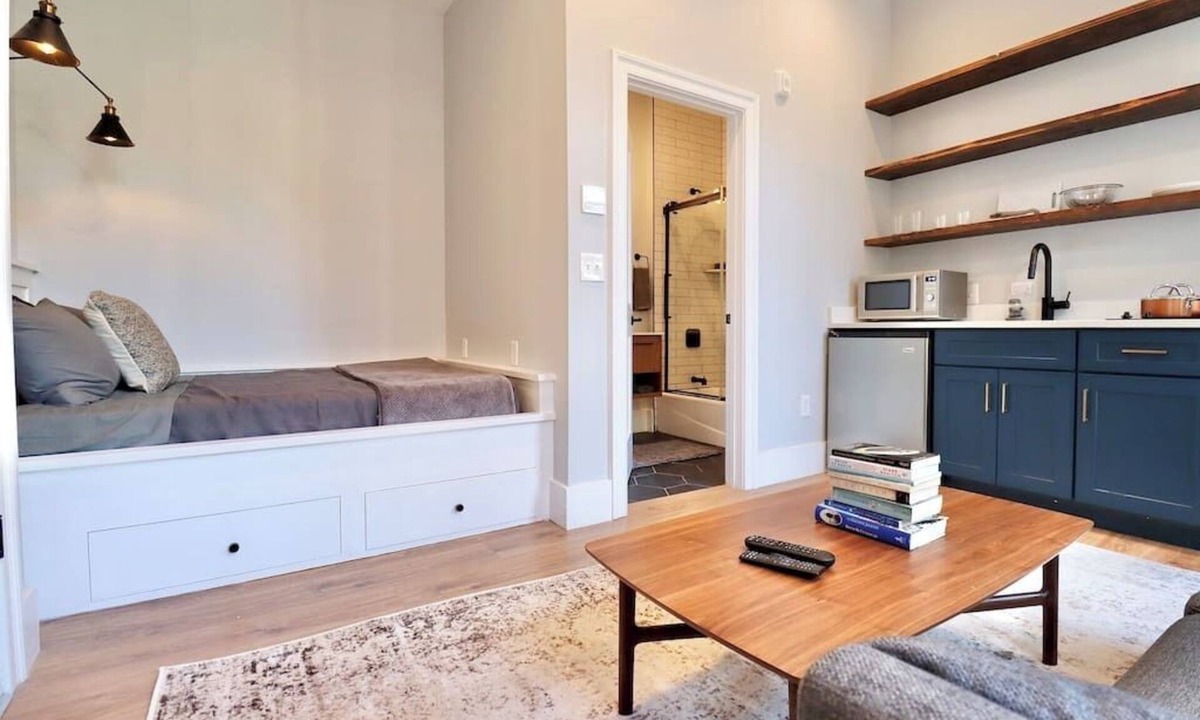 Old Town Alexandria Apartment | The Duke Suite at Prince Street Inn