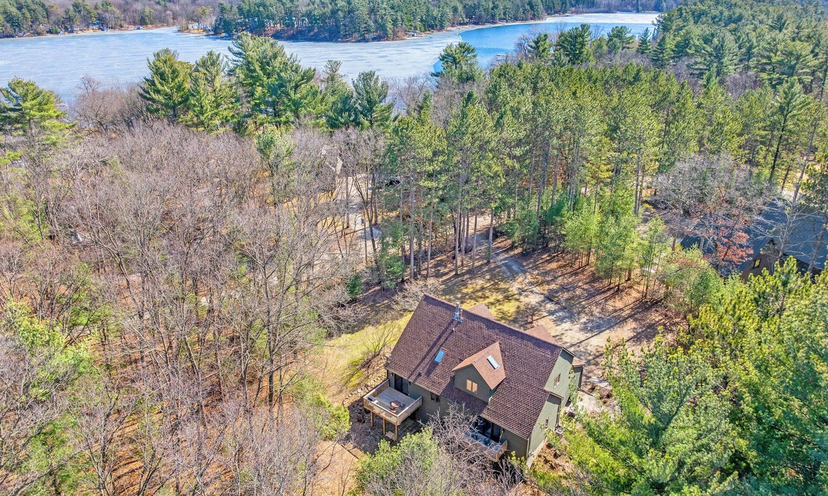 Waupaca House | The Emerald Lodge: Sleeps 21 - 5 BR - Chain O'Lakes - Hot Tub - Sauna - Fire Pit