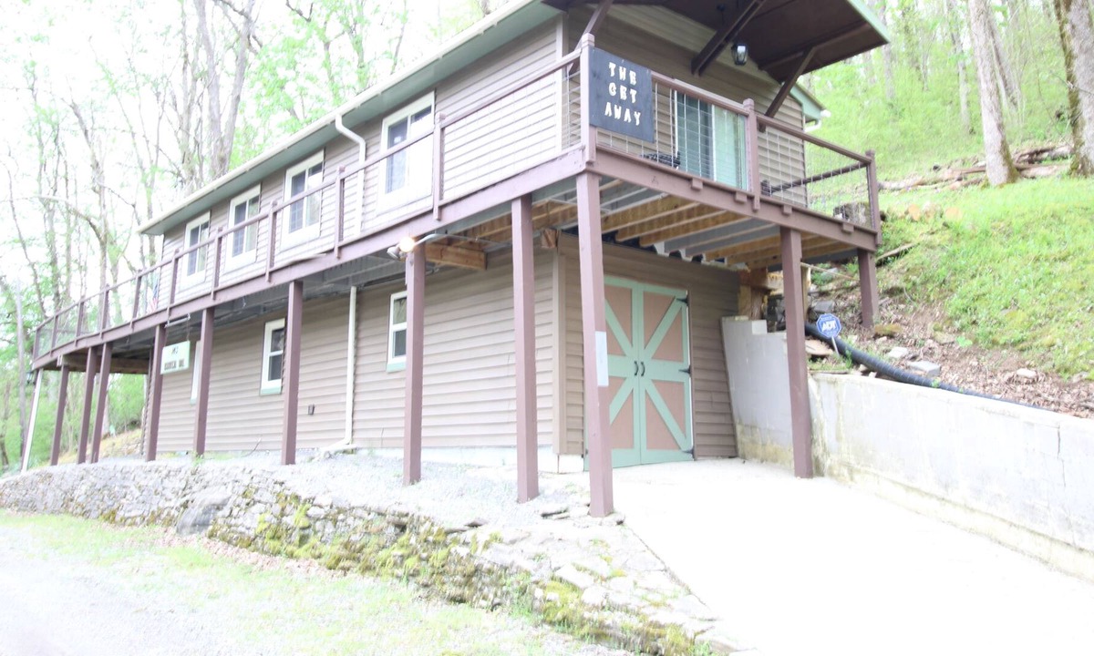 Smithville House | The Get Away - Sleeps 11