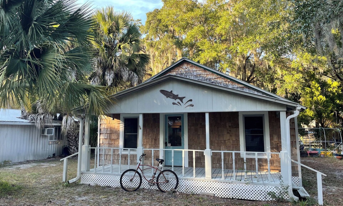 Crystal River House | The Jumping Mullet in charming Crystal River, walk to bars, restaurants & bay