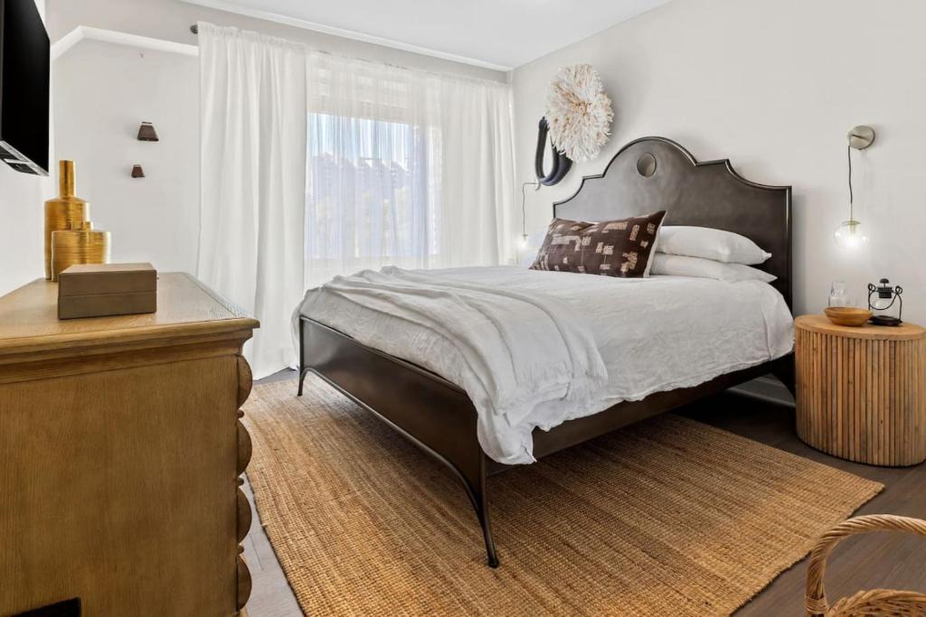 Radnor - Fort Myer Heights Apartment | The Lexington - King 1BR near Rosslyn Metro, 5 Min to DC & Free Parking