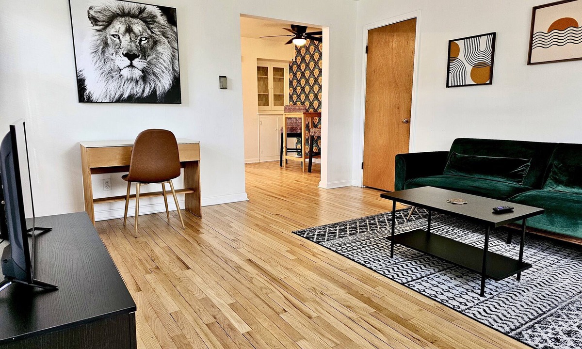 Westwood Apartment | The 'Lion’s Den' Pet Friendly, 10 mins to UCMC, Perfect For Long Term Stays