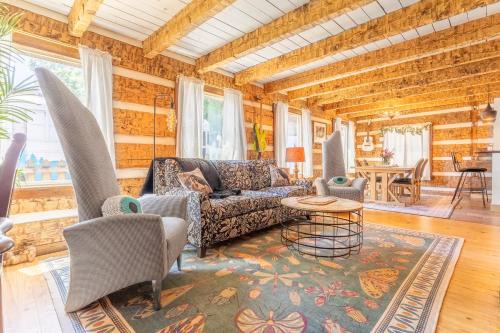 Madison House | The Magic Cottage- Artsy Escape with Hot Tub & Charm