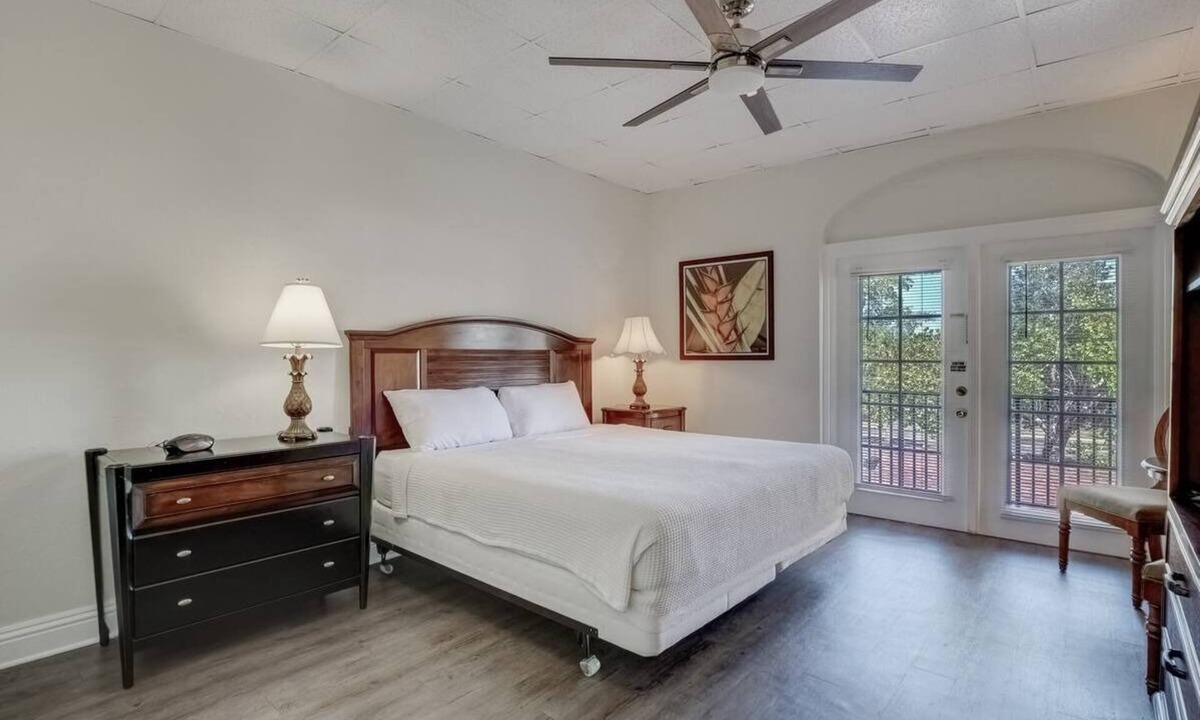 Naples Hotel | The Palm King Suite C131