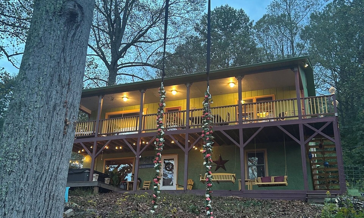Burnsville House | The Queen of Hearts House: An Eclectic, Rustic & Royal Wonderland