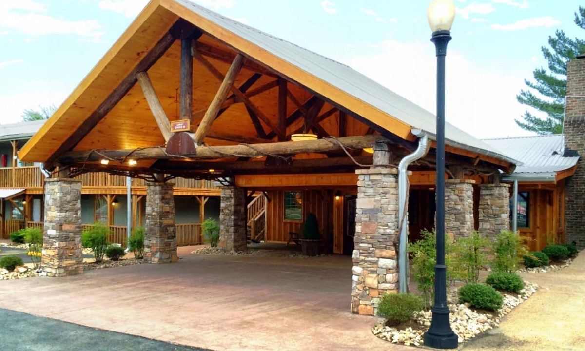 Monteagle Hotel | The Smokehouse Lodge and Cabins