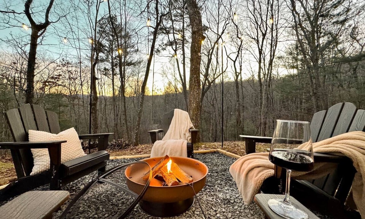 Morganton Cabin | The Tree House- Wifi- Firepit- 2 Fireplaces-Garden Tub-Free Activities