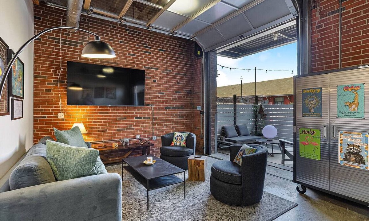Old City Condo | The Urban Spot ~ Street Level Patio on Jackson