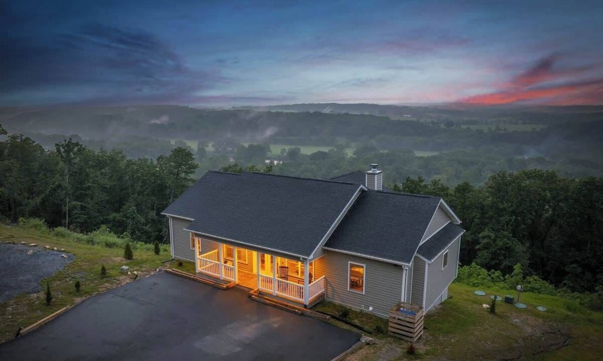 Front Royal Cottage | The VUE | Mountaintop 4BR | Hot Tub & Views