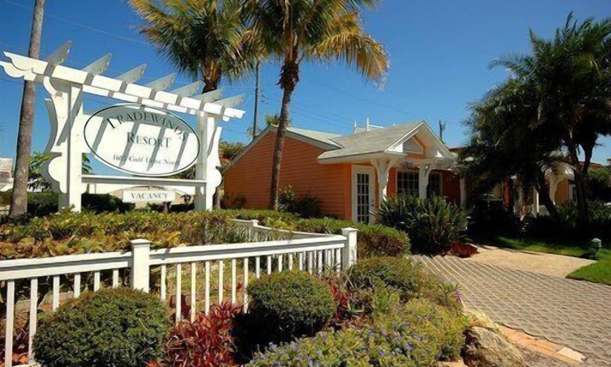 Bradenton Beach Hotel | Tradewinds 1 Bedroom STND North Cottage. . Pet Friendly.