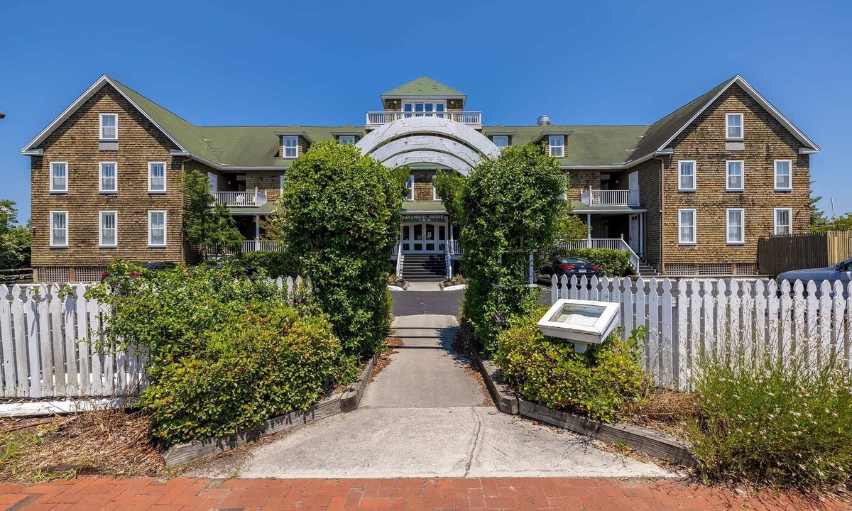 Historic Downtown Manteo House | Tranquil House Inn - Large King Premium Room