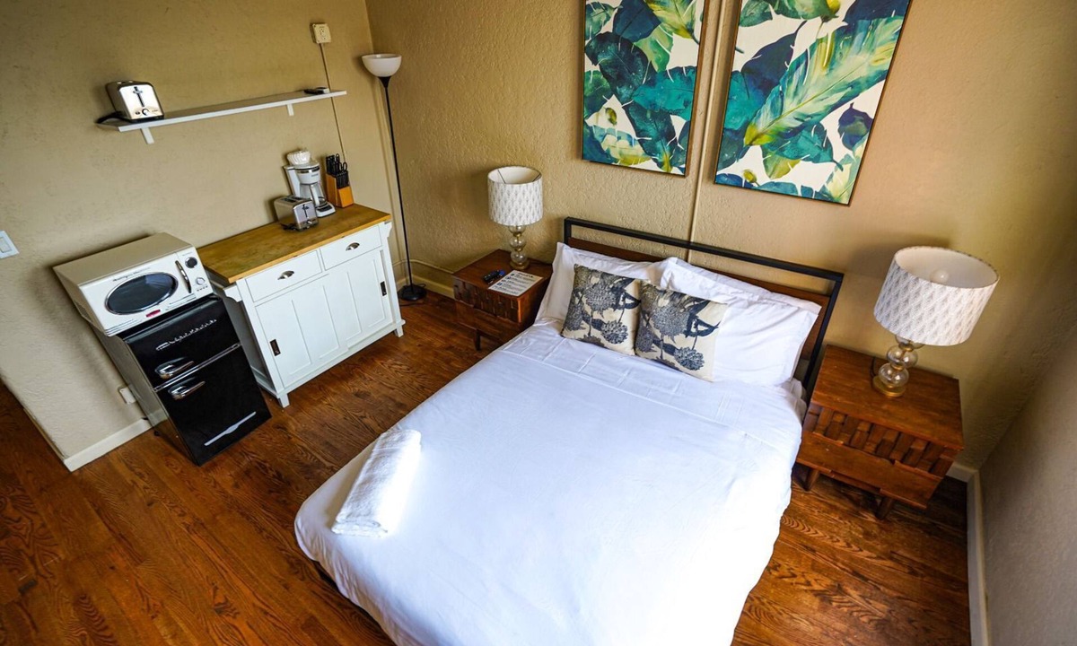 Westlake Hotel | Tranquil Studio with AC in vibrant Los Angeles