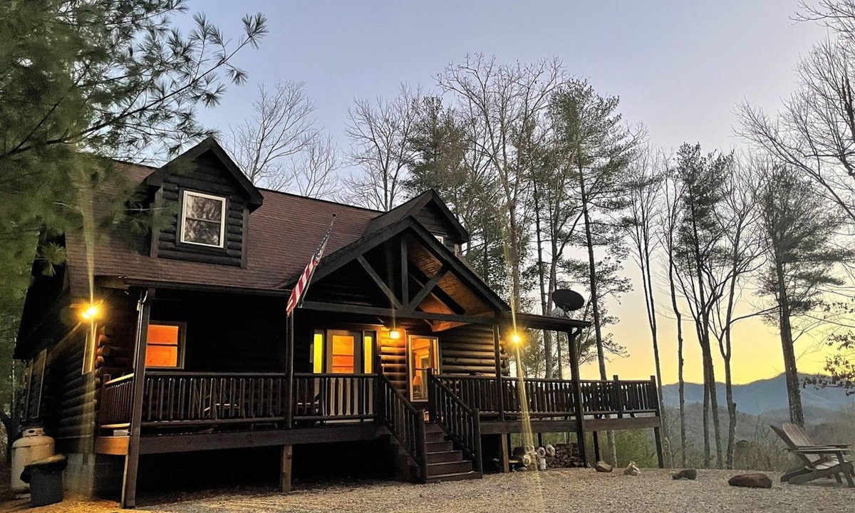 Almond Cabin | Tree Top Getaway - Tree Top Getaway close to Fontana Lake and NOC - Free Passes!