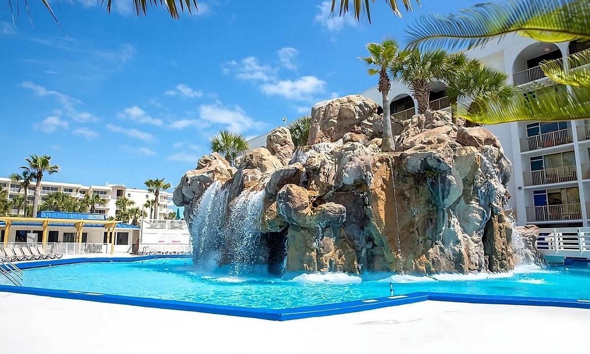 Fort Walton Beach Hotel | Tropical Paradise Nestled by Wild Willy's Adventure Zone with Outdoor Pool