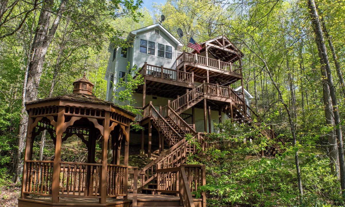 Whittier House | Tuckasegee Chateau - Private River Access with Rafting and Tubing!