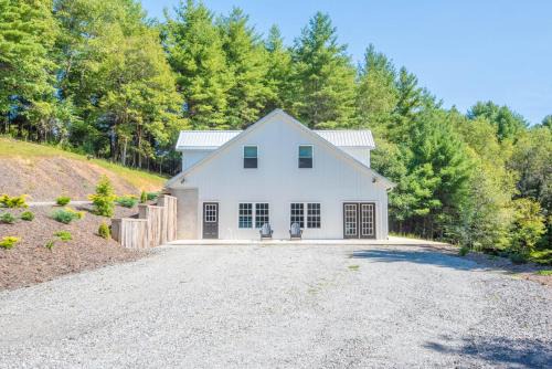 Jefferson House | Tucked away in the woods - minutes to the New River - Acreage to explore!