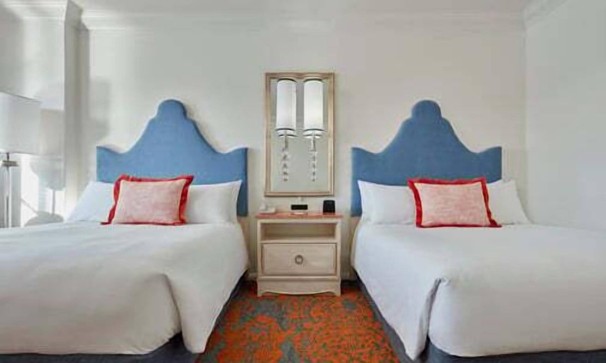 Florida Center Hotel | Two Queen One Full Room at a 4⭐️ Hotel