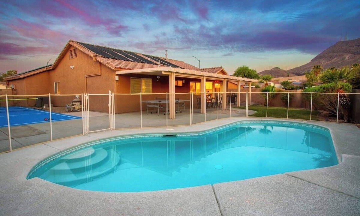 Townsite House | Ultimate 3BR Home: Pool, Pickleball and MORE!