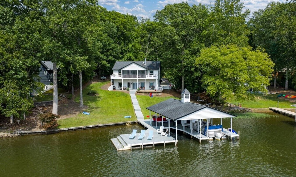 Wise House | Ultimate Lake House | Dock, Game Room, Sleeps 15