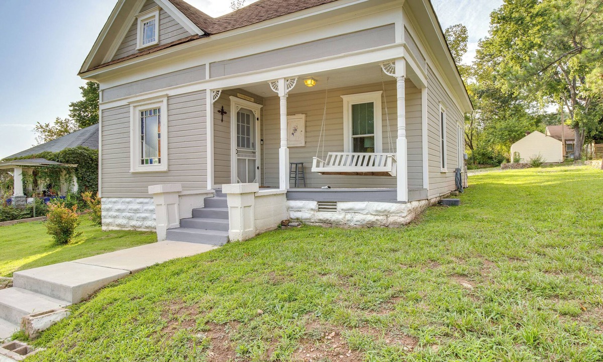 Cotter Cottage | Updated Cotter Cottage: Walk to White River!