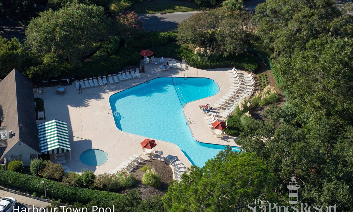 Heritage Woods Villa | Updated end-unit Villa w/Golf views, Sleeps 6, steps from Harbour Town
