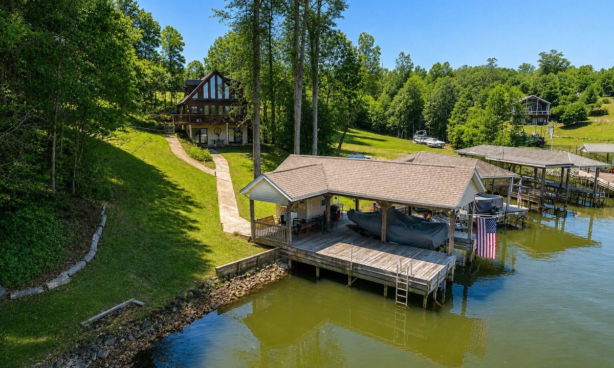 Leasburg House | Updated Lakefront Retreat, Fiber WiFi, Fire Pit, 15 Min to VIR