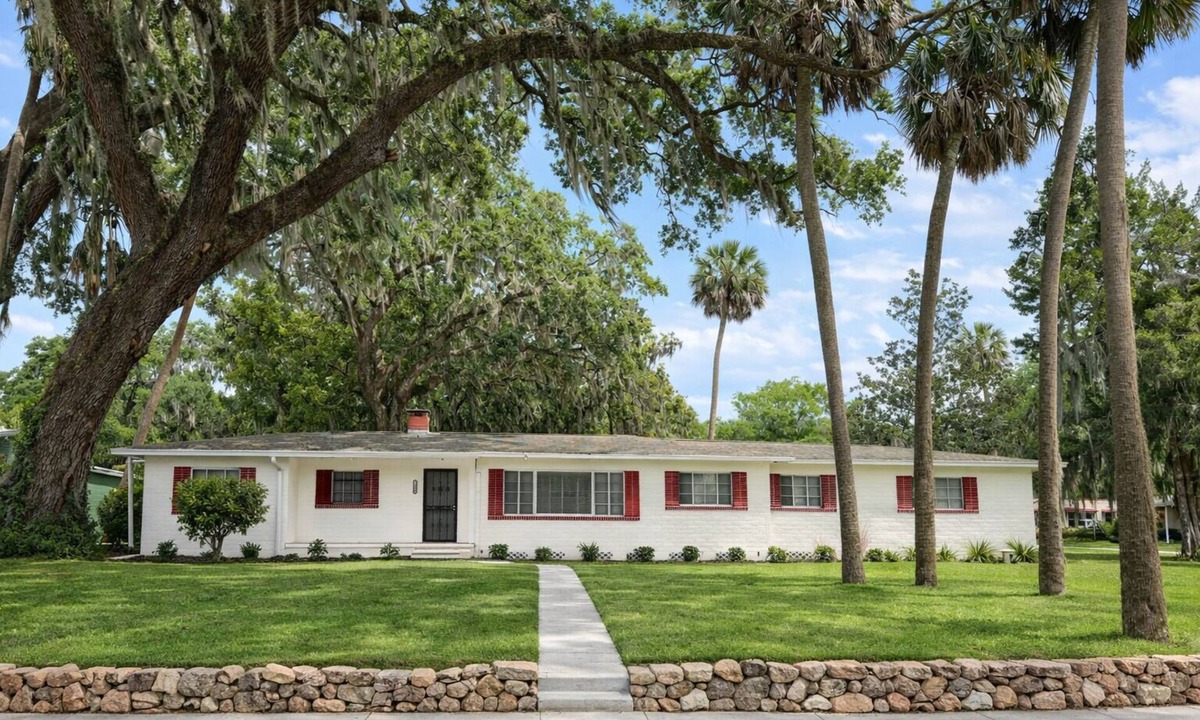 Leesburg House | Venetian Gardens Home in Peaceful Neighborhood