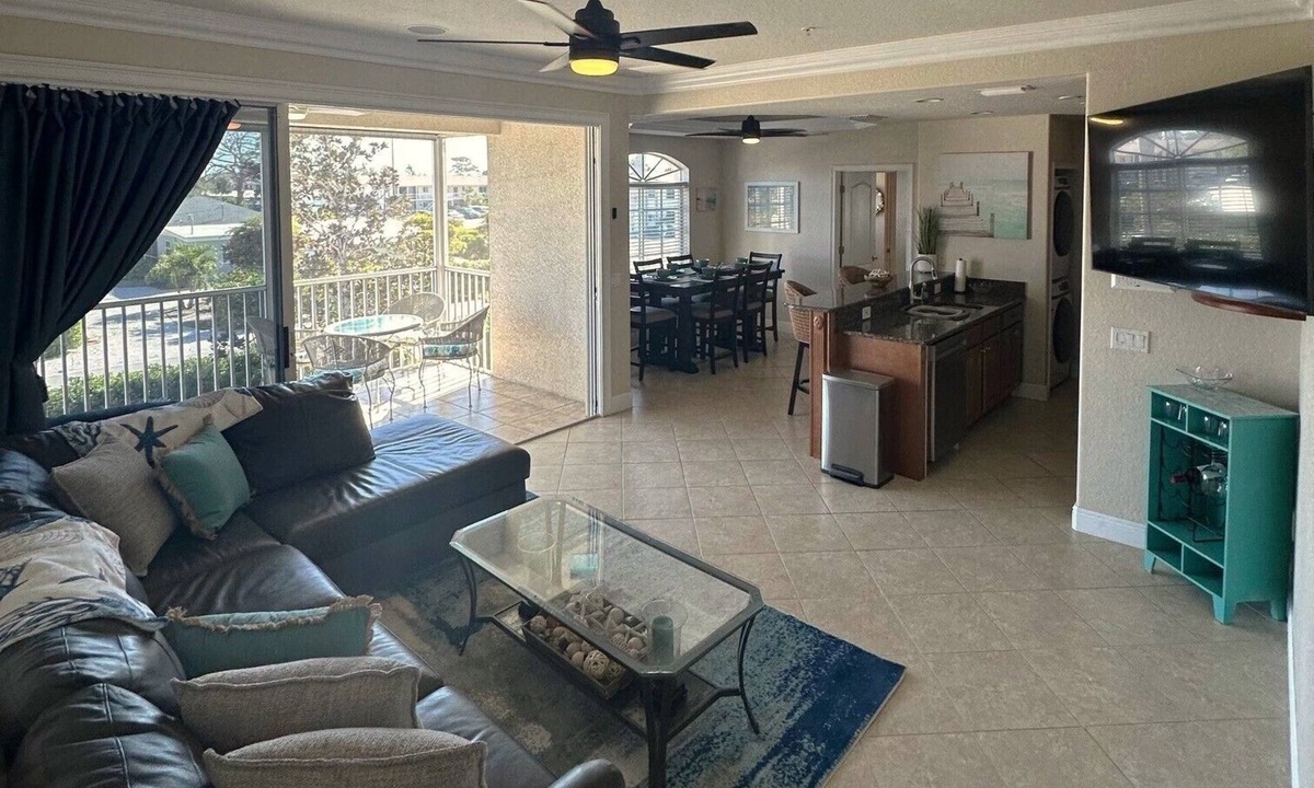 Venice Condo | Venice Island Florida, 2 bed 2 bath, end unit near beach & historic downtown