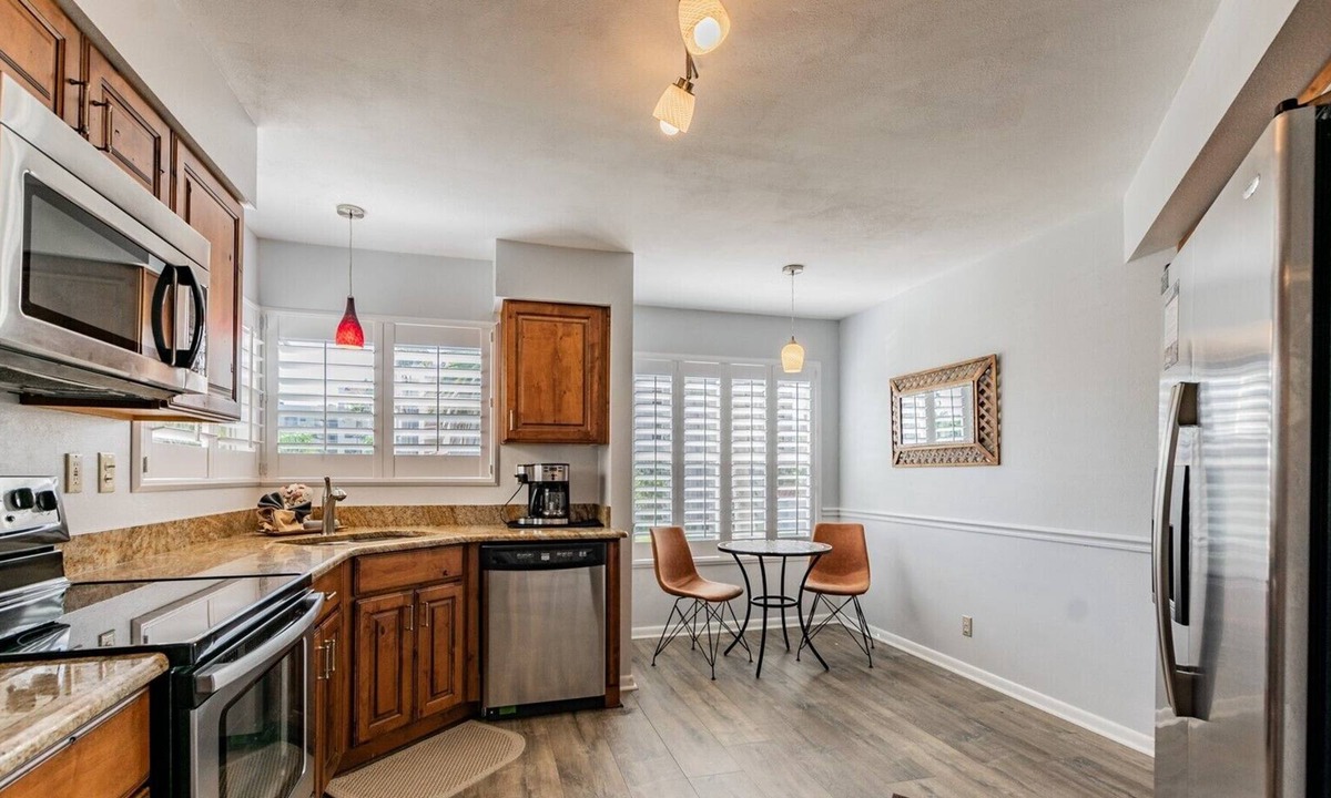 St. Petersburg Condo | Vista Verde W 'Island Life' - Simple and Carefree on Isla del Sol