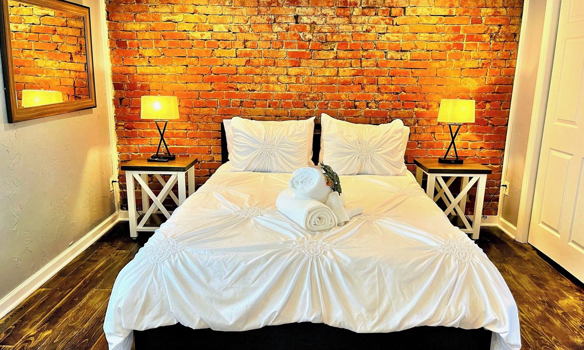East Allegheny Apartment | WALK: Acrisure, PNC Park, Warhol & Aviary Steps Away from AGH + Free Park
