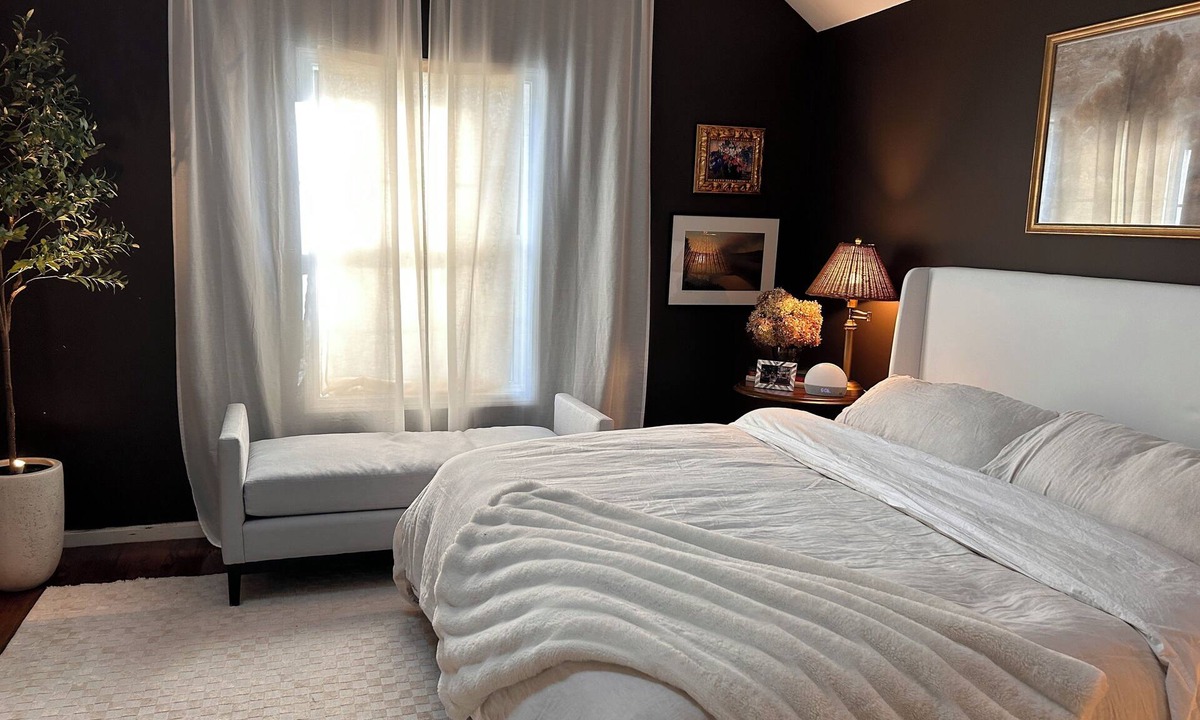 Branford Center Condo | Walk to Downtown-Pet Friendly, Private Deck & Fireplace