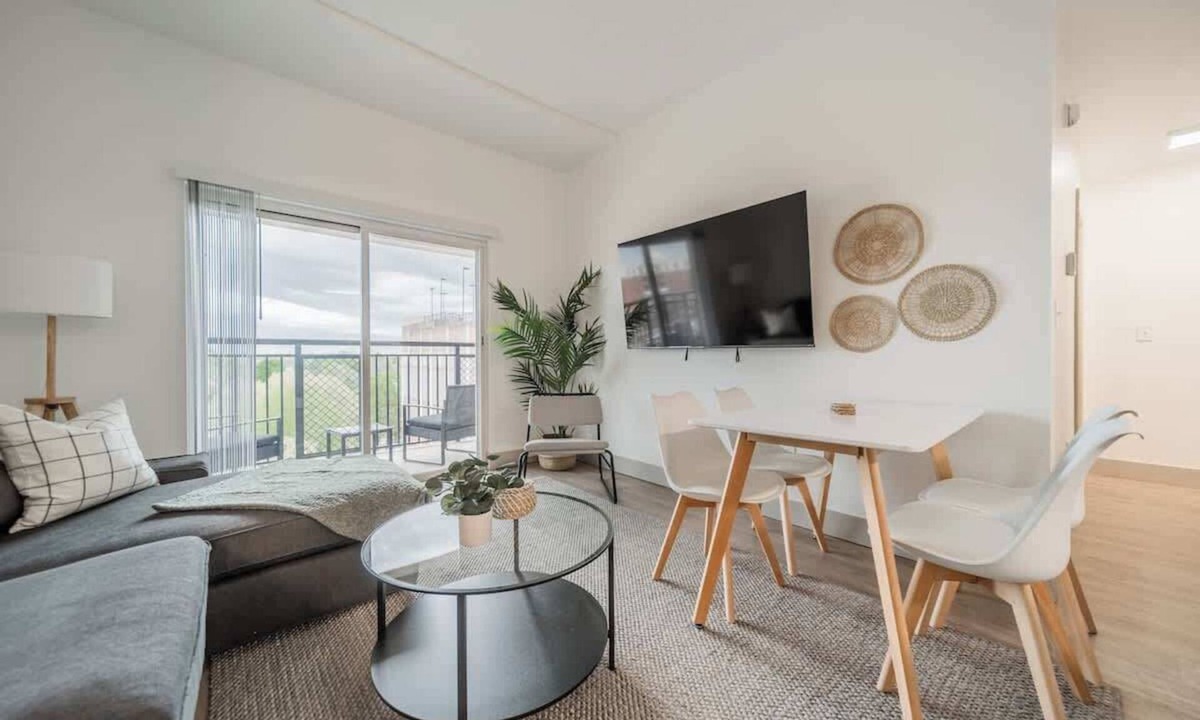 Charlotte Center City Apartment | Walkable 3 bed with Balcony,Parking, King Bed