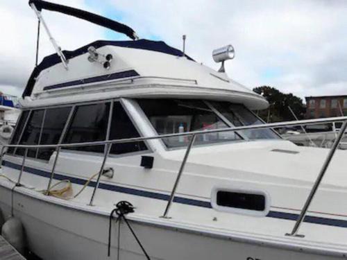 Fox Point Boat Rental | Waterfront 32' Bayliner Yacht