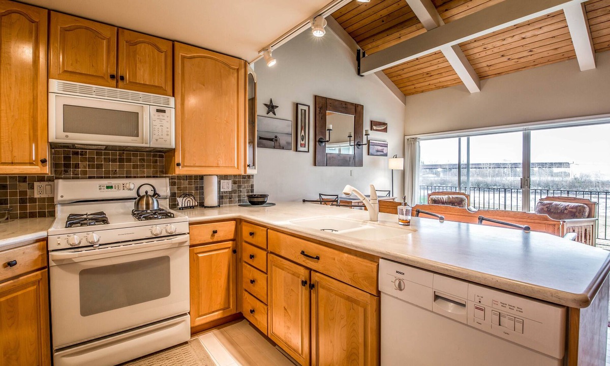 Sandpoint Condo | Waterfront condo w/a boat slip, shared pool, & sports courts