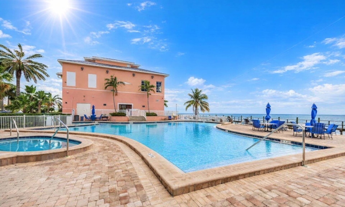 Coquina Key House | Waterfront Gated Resort Style Living Townhome St. Pete- 10 mins DT, 20 min Beach