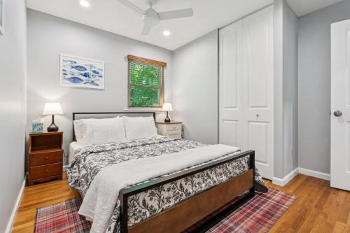 Pasadena House | Waterfront Pool Dock & Sleeps 12