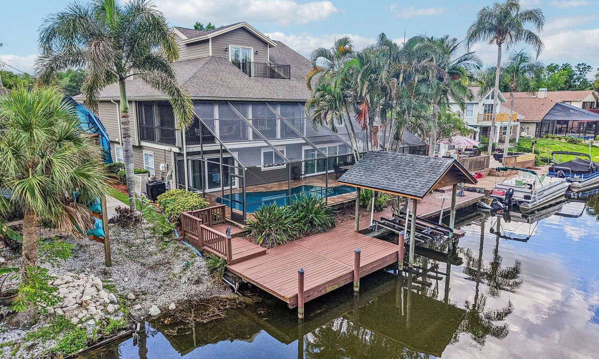 Lake Tarpon Estates House | Waterfront Pool Home with Private Dock 5 Bedrooms- 8 beds Maximum guests 10