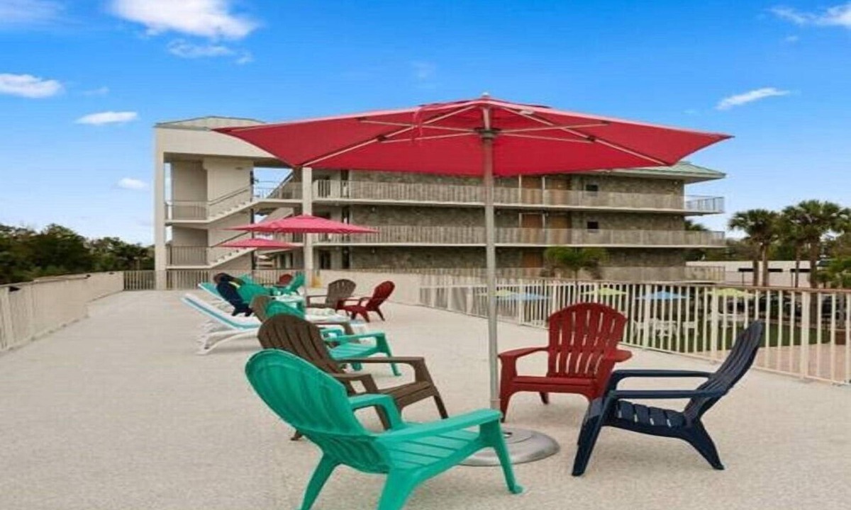 Historic Downtown Kissimmee Hotel | Weekend Getaway Room with 2 DBL Beds & Tennis Court