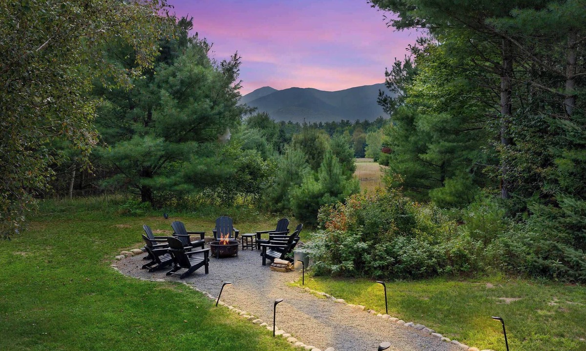 North Pole House | Whiteface Views, 10 Mins 2 Ski, Hot Tub, Game Room