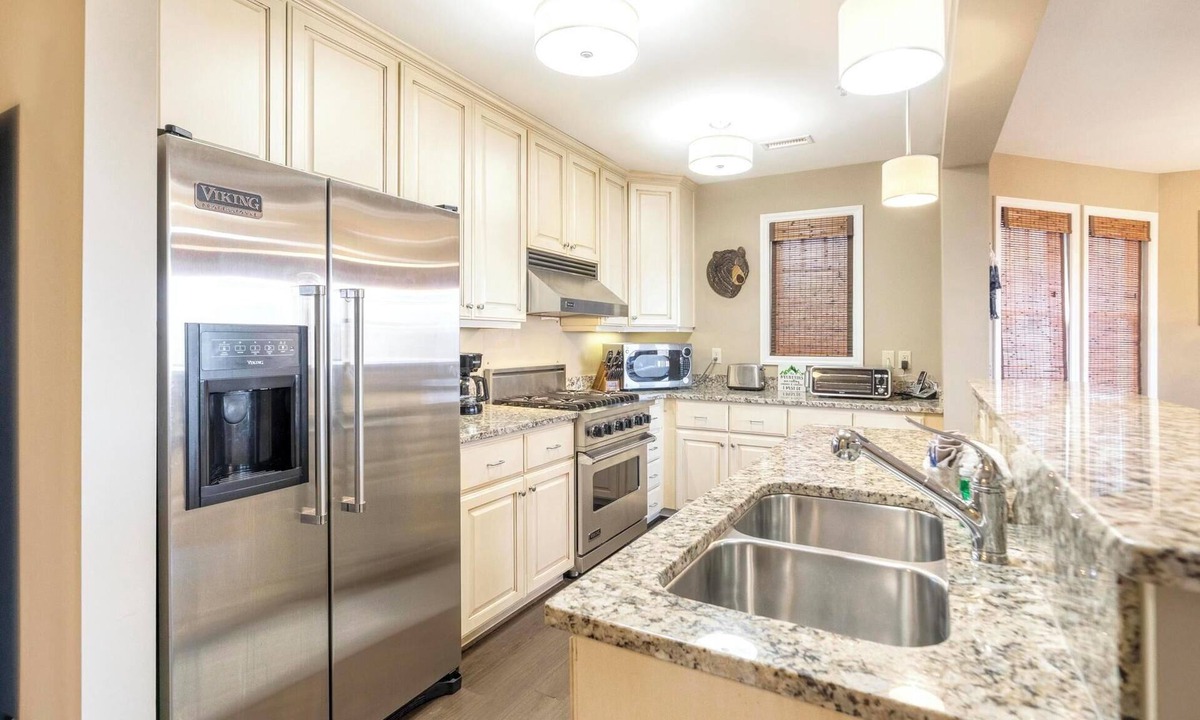 Banner Elk Condo | Wintergreens R1611- Mtn Condo/View, Gated Resort, Indoor/Outdoor Pools & Hot Tub