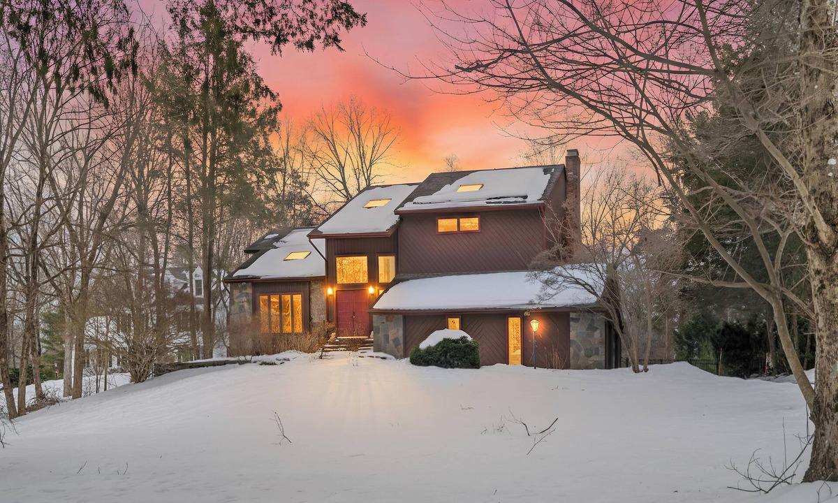 Guilford House | Wonderful Spacious 4BR Near Beaches, WFH Office + Pool in charming Guilford