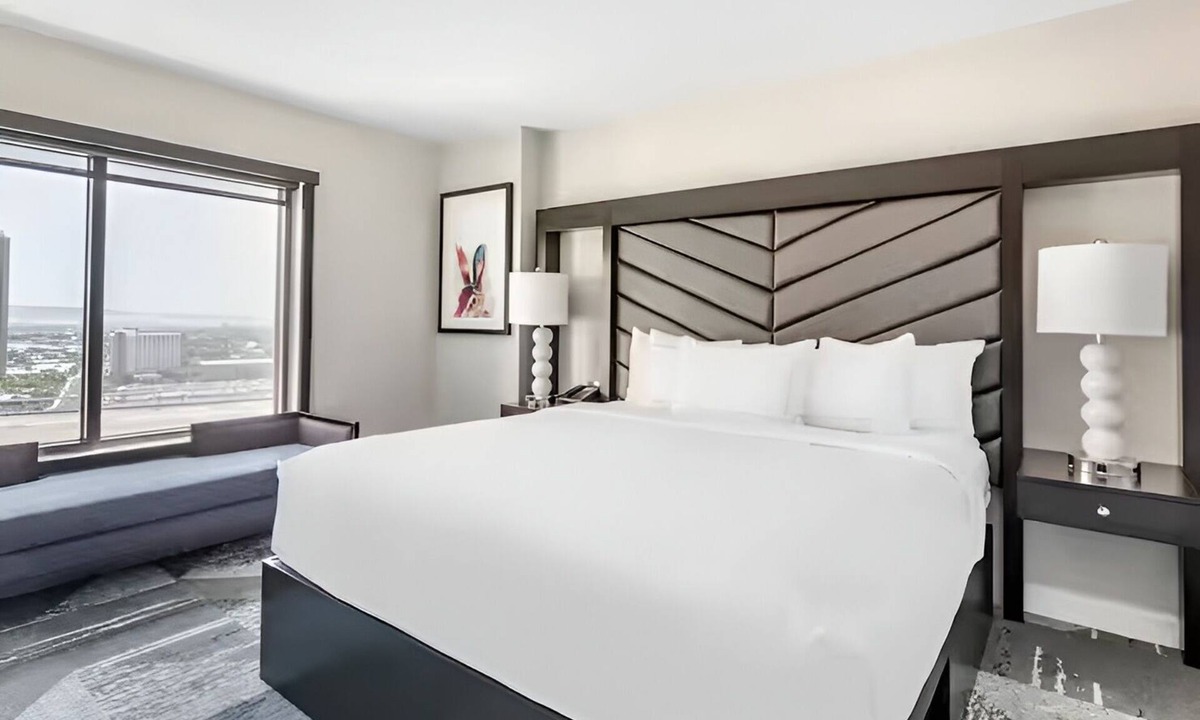 Las Vegas Hotel | Your Gateway to a Perfect Getaway! 4 Units with Full Kitchen, Outdoor Pool!