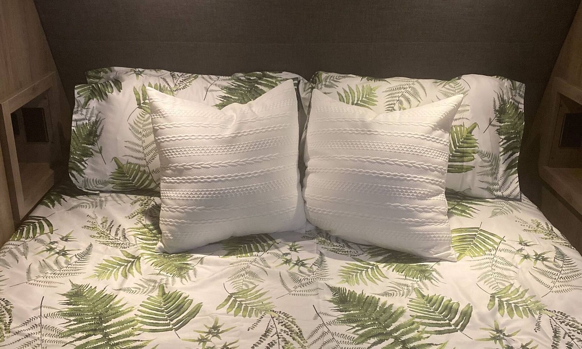 Urbana House | Your Home Away: Prime Accommodations for Traveling Pros Seeking Relaxing Stay!