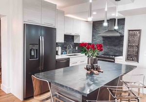 4 BD PENTHOUSE SUITE - MUSIC ROW - GUITAR POOL - SLEEPS 12