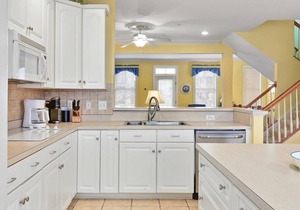 Amazing Luxury 5 Bedroom Townhouse with Free WiFi In Gated Community On Bayside With Indoor/Outdoor Pools, Private Beaches, Restaurant, And Only Ten Minutes From Beach! Linens included