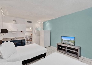 Amazing Studio/1Bath, Hallandale Beach, Outdoor Pool and Free Parking!