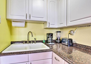 Corpus Christi Beachfront Condo w/Pool Access!