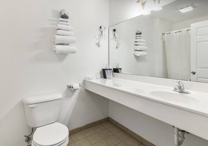 Cozy Double Full Basic Room with Free Parking! in Red Bud