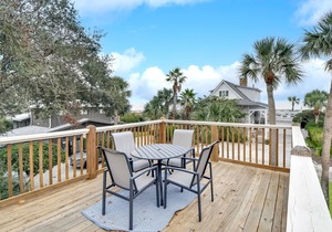 Cozy East Beach Cottage, Steps to Beach, Large Screened Porch & Pet Friendly!
