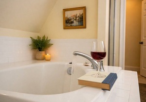 Granville Queen Inn Downtown Edenton Queen Bed Top Floor